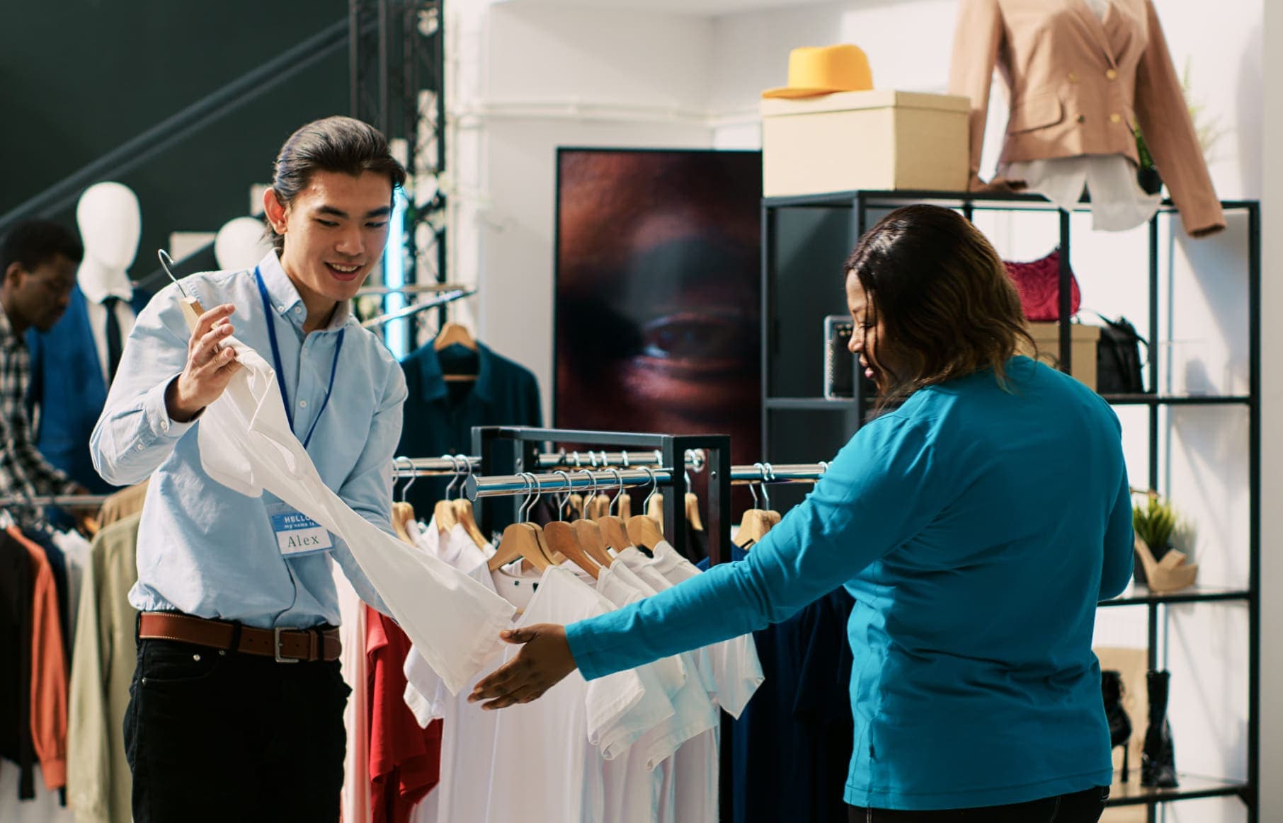 Direct Selling Adalah: Ketahui Arti, Jenis, serta Manfaatnya