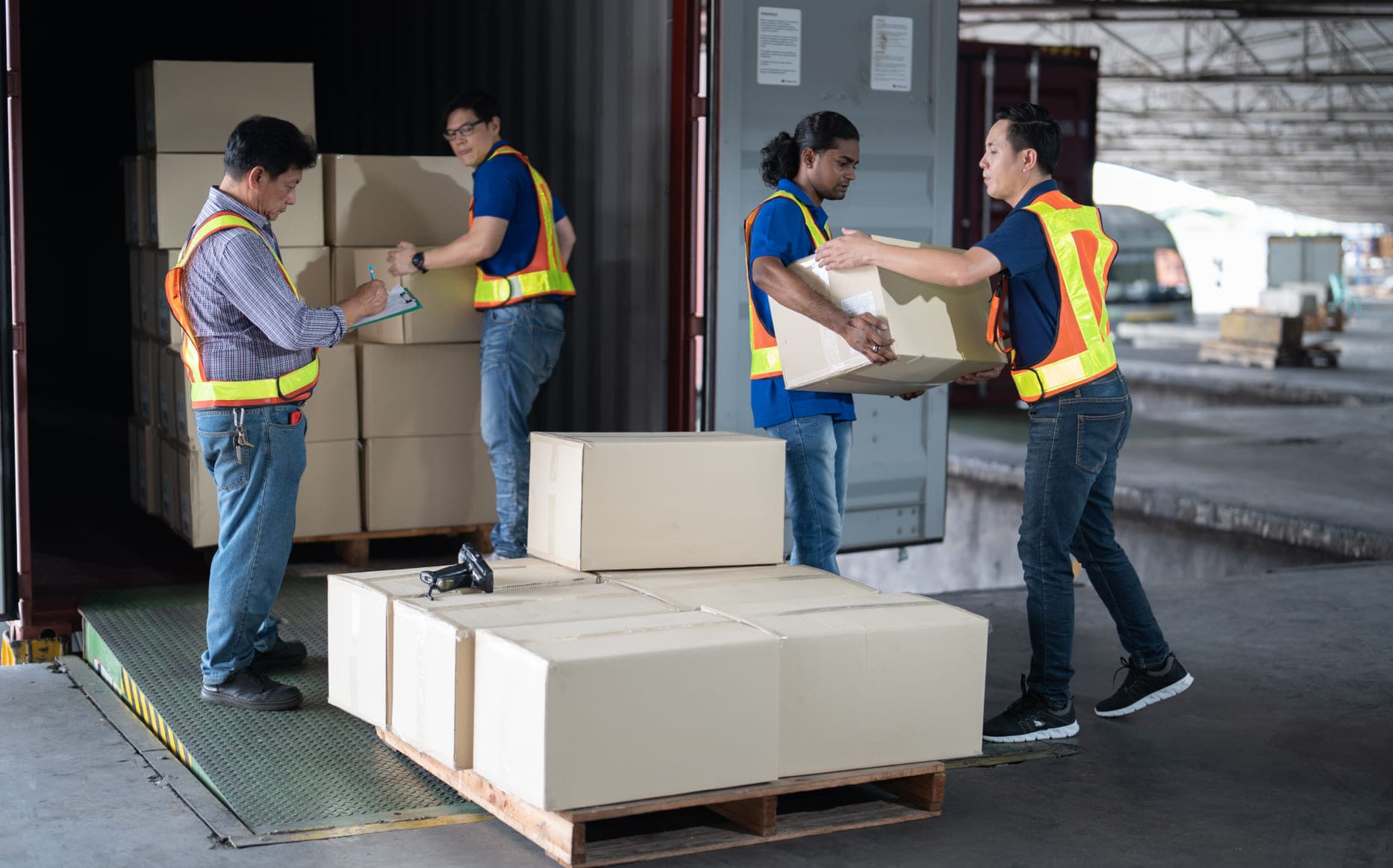 Apa itu Loading Barang dan Unloading Barang dalam Logistik