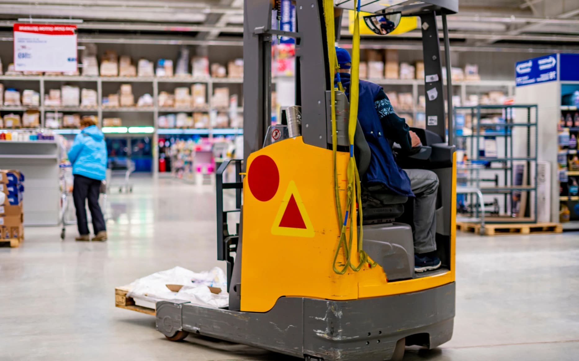 Apa Itu Reach Truck dan Perbedaan dengan Forklift?