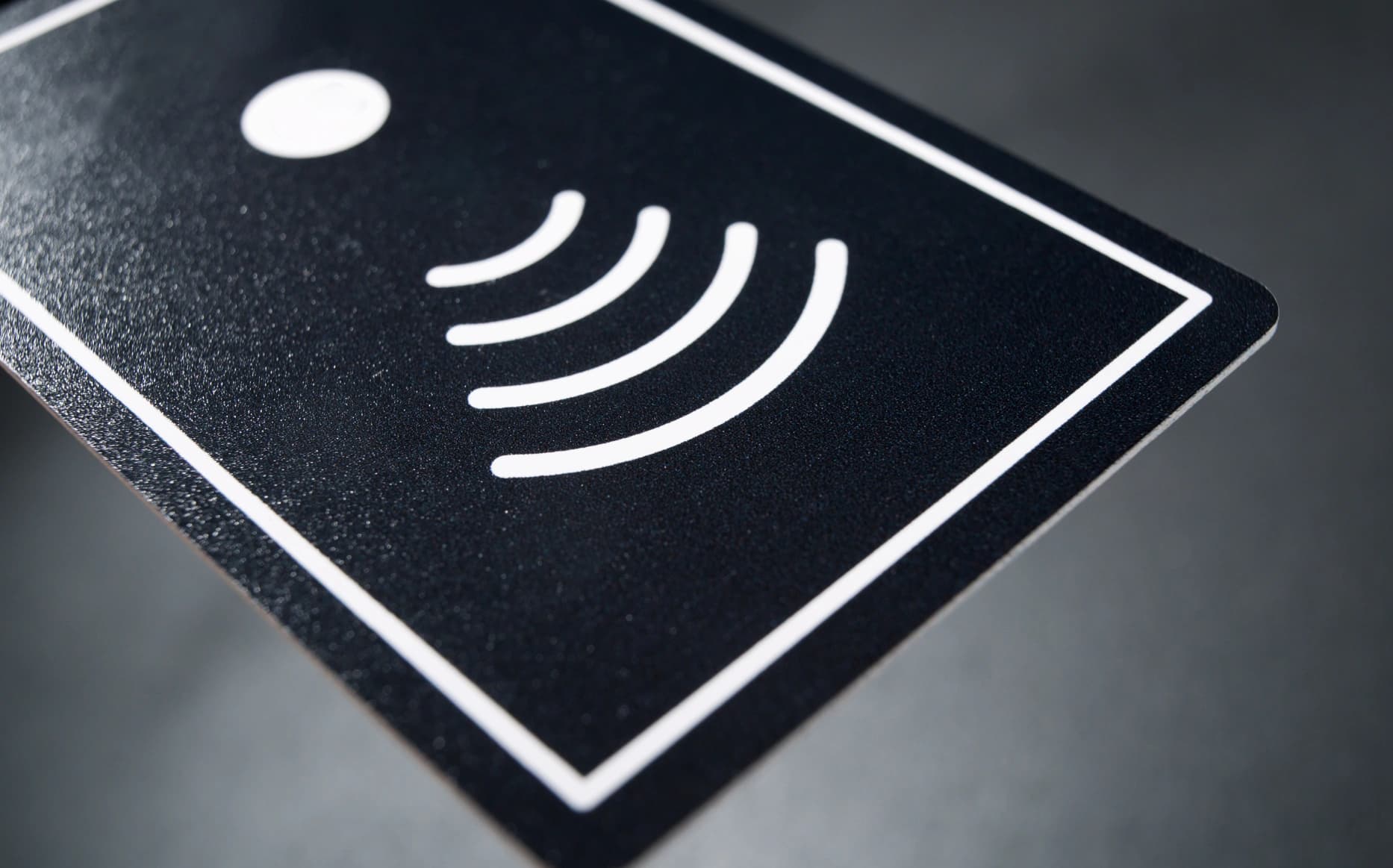 Apa Perbedaan NFC vs RFID, Fitur, dan Cara Kerjanya?