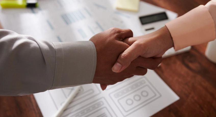 Beberapa hal yang dipertimbangkan dalam SLA berupa ketersediaan layanan, error rate, dan lain sebagainya.