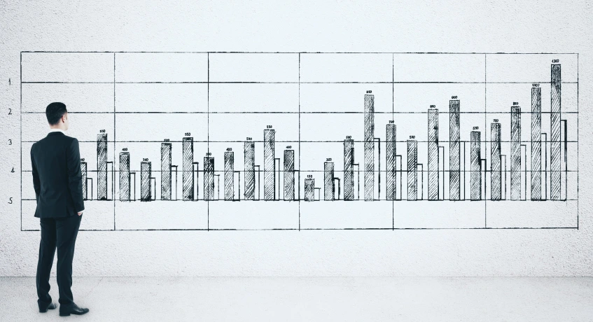Sales berfokus pada jangka pendek, sedangkan marketing berfokus pada jangka panjang.