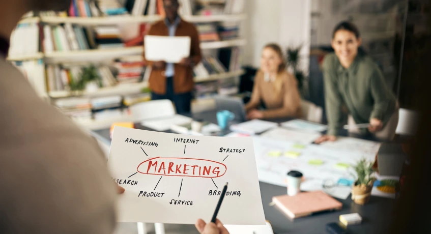 Berikut adalah perbedaan tujuan sales dan marketing.