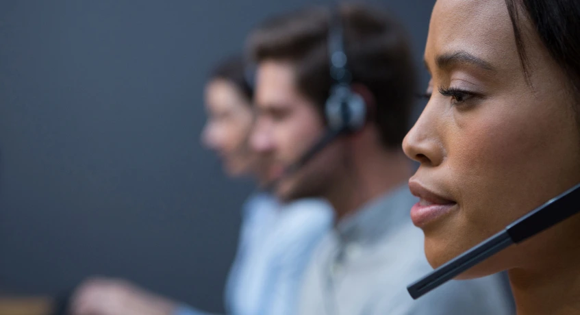 Tim customer service menjalini proses customer relarionship.