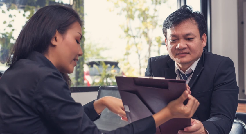 Client dan pelanggan dalam B2B sedang melakukan konsultasi customer relations.