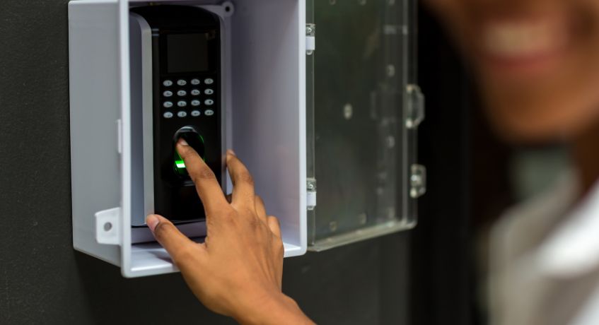 Kelebihan dan Kekurangan Absen Fingerprint