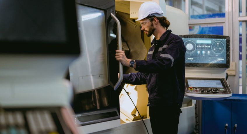 Perbedaan Advanced Manufacturing dengan Traditional Manufacturing