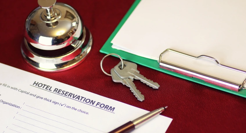 Form reservasi hotel berperan dalam peningkatan efisiensi, personalisasi layanan, dan sebagai alat pemasaran dan pendataan,