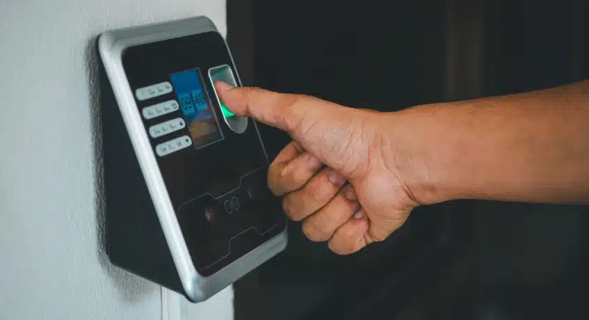 Berikut adalah cara kerja absensi berbasis GPS dalam perusahaan.