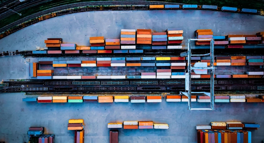 Mitra yang menyediakan jasa 4pl mengatur keseluruhan rantai pasokan para klien.