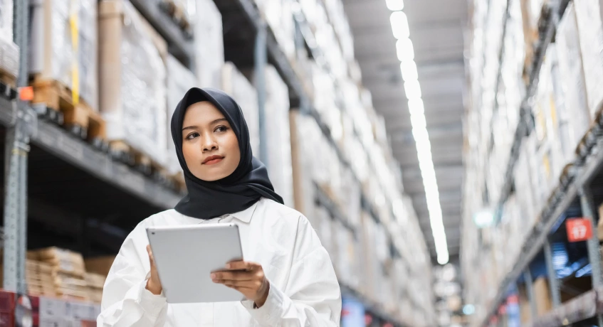 Seseorang menggunakan metode EOQ untuk menjalankan manajemen persediaan.