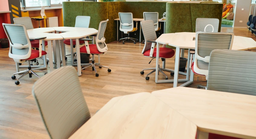 Salah contoh aset adalah furnitur dalam kantor.