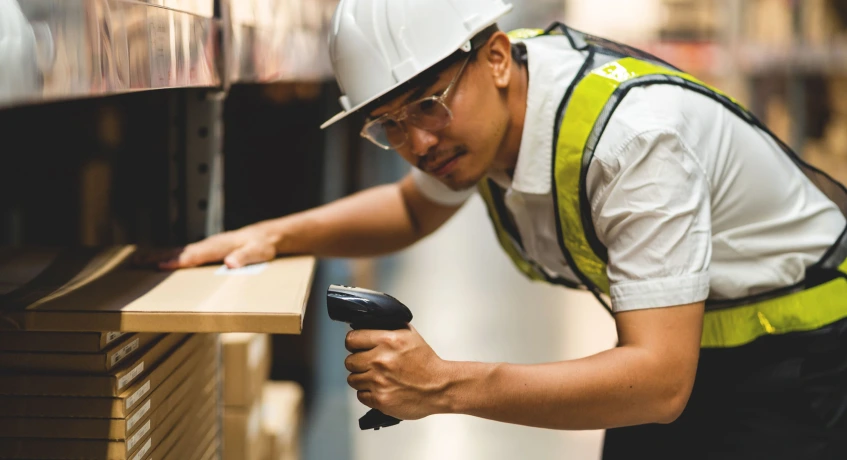 Beberapa contoh teknologi yang dapat membantu dalam melaksanakan proses sortir barang di gudang.