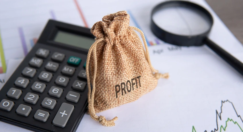 Operating profit margin berfungsi sebagai alat perbandingan kinerja, pengukuran kesehatan finansial, dan dasar proyeksi anggaran ke depannya.