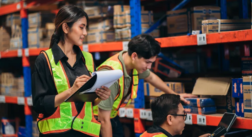 Beberapa penyebab terjadinya penyusutan inventaris di gudang meliputi pencurian hingga tren sosio-ekonomi.