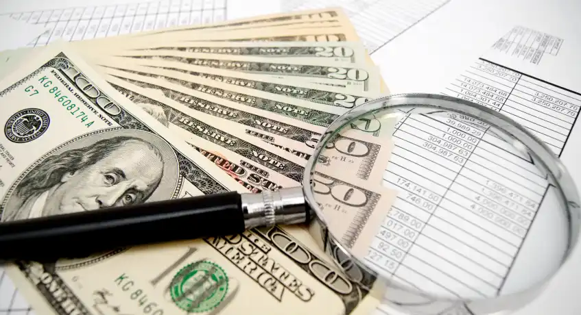 Akuntansi biaya untuk manajemen internal dan akuntansi keuangan untuk keperluan pihak eksternal.