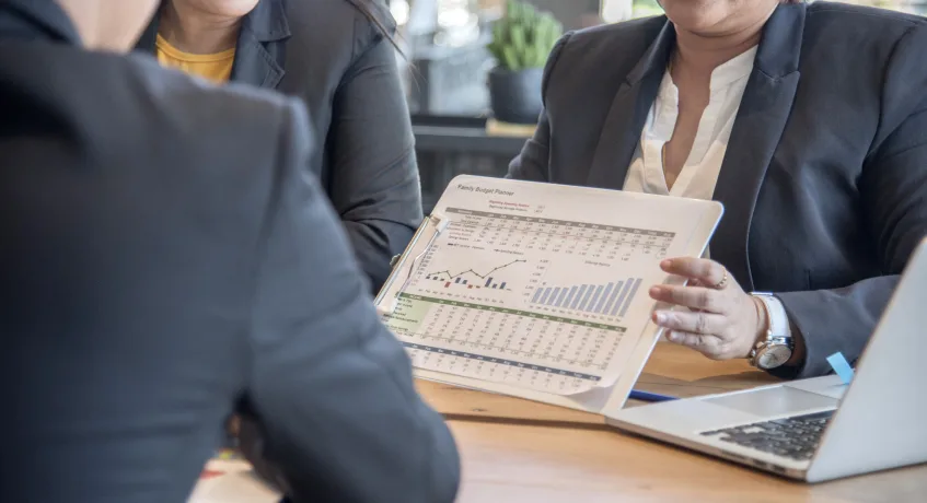 Berikut adalah perbedaan gross sales vs net sales.