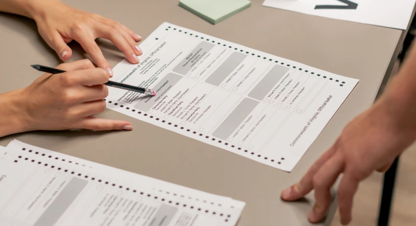 Meski e-voting membawa keunggulan, terdapat beberapa tantangan di Indonesia yang membuat penerapannya menjadi sulit.