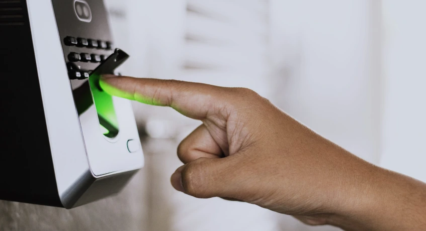 Berikut adalah cara kerja absensi berbasis GPS.