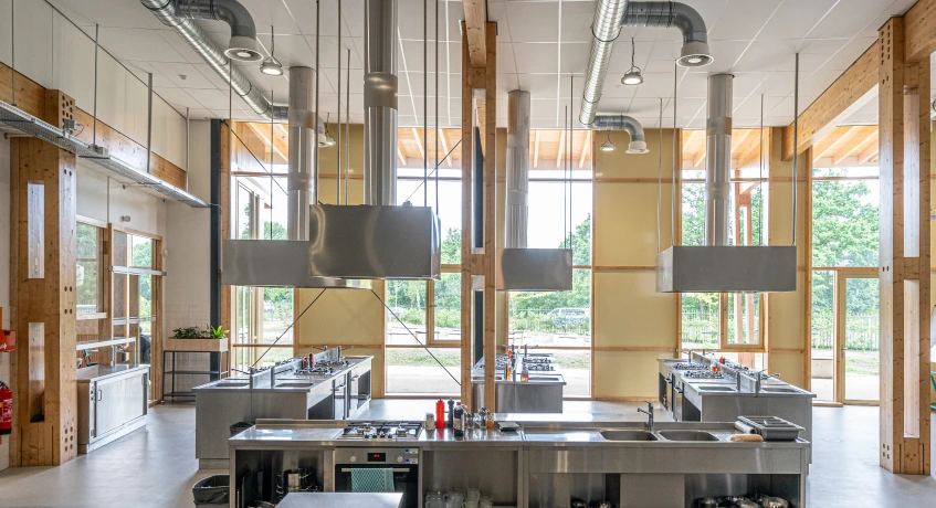 Segala proses pembuatan dan pengiriman makanan dilakukan secara terpusat melalui central kitchen.