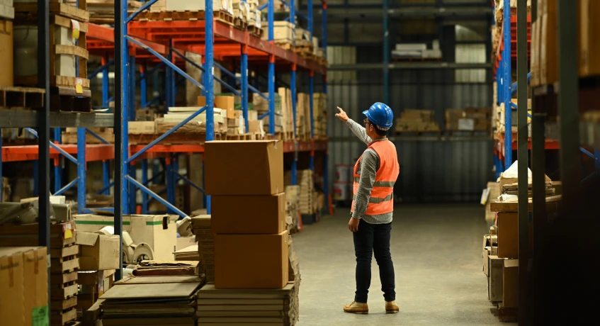 Menemukan barang yang sesuai dengan informasi pada picking list.