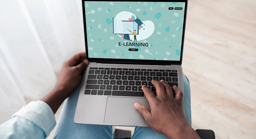 Learning management system membantu institusi untuk melaksanakan proses pembelajaran dan pelatihan secara daring.