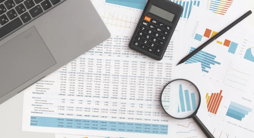 Akuntansi keuangan untuk eksternal dan akuntansi manajemen untuk internal.