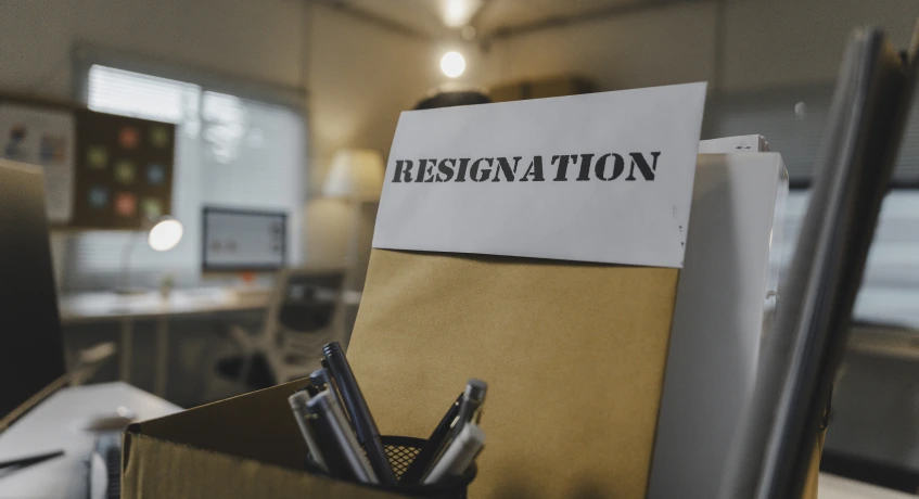 Terdapat beberapa syarat yang perlu dipenuhi oleh karyawan terlebih dahulu untuk mengajukan surat paklaring.