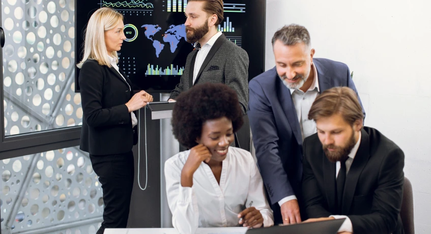 Peran vendor ERP berupa membantu menyusun dan menjual sistem yang sesuai dengan kebutuhan perusahaan.