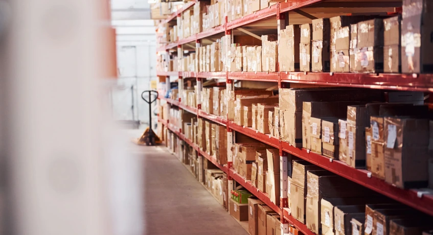 Proses manajemen inventaris bermulai dari penerimaan dan pencatatan barang hingga penyesuaian ulang data penyimpanan gudang.