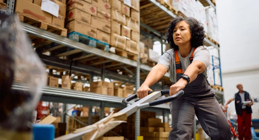 Penngambilan barang untuk berbagai pesanan dalam proses wave picking.