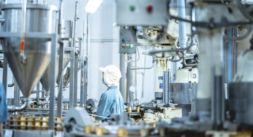 Penggunaan sistem MRP di pabrik produksi.