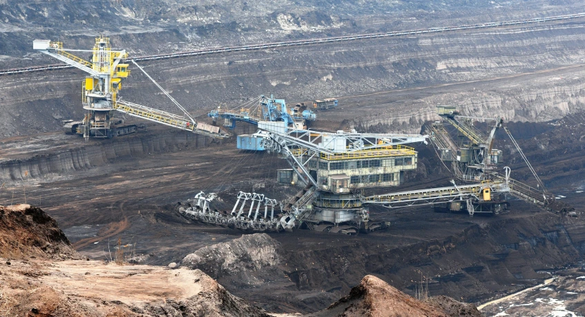 Usaha ekstraktif berdasarkan dan bergatung pada sumber daya alam.