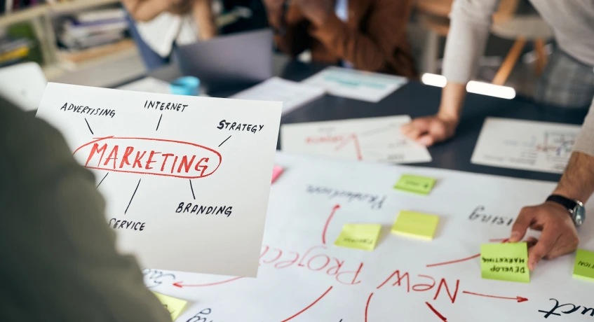 Penggunaan CRM dilakukan melalui input data, yang kemudian akan dikelola dan pantau sesuai dengan kebutuhan operasional.