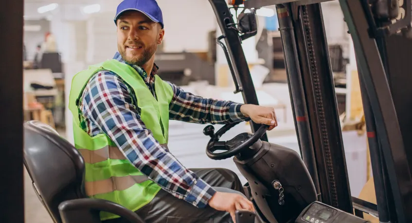 Faktor yang Memengaruhi Pemilihan Forklift Berdasarkan Kapasitas <a href="https://www.freepik.com/free-photo/man-working-warehouse-driving-forklift_13781570.htm">Image by senivpetro on Freepik</a>