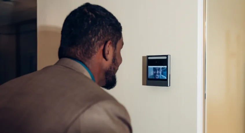 Perbedaan Absensi Ceklok Manual dan Absensi Digital