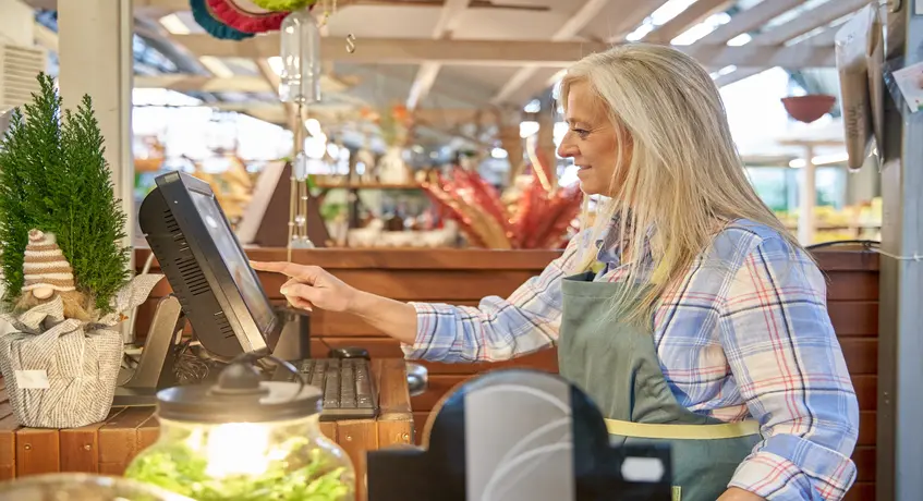 Perbedaan EOD Kasir dengan Penutupan Shift Biasa