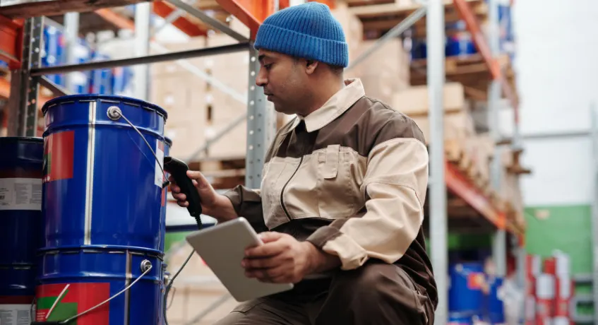 Perbandingan Gudang Tradisional vs Smart Warehouse