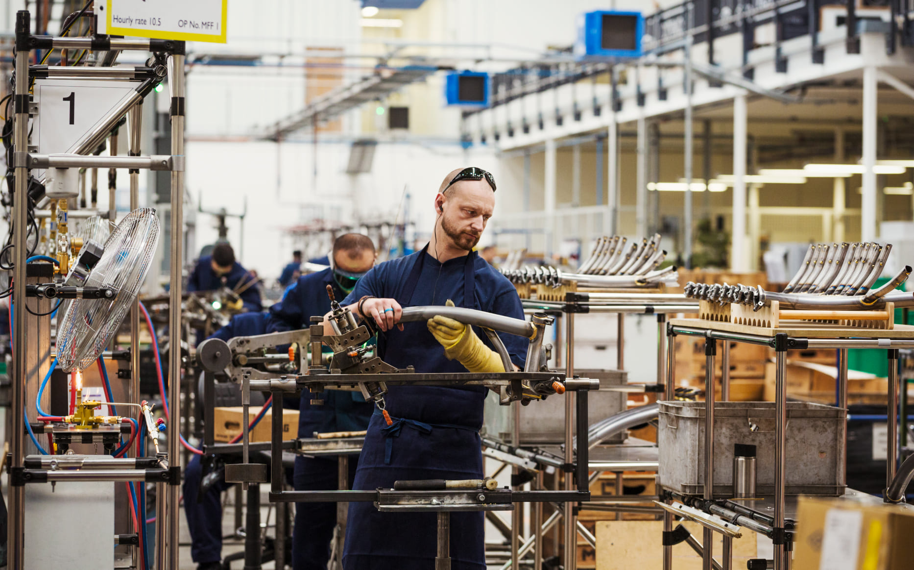 Tenaga kerja di pabrik manufaktur Indonesia