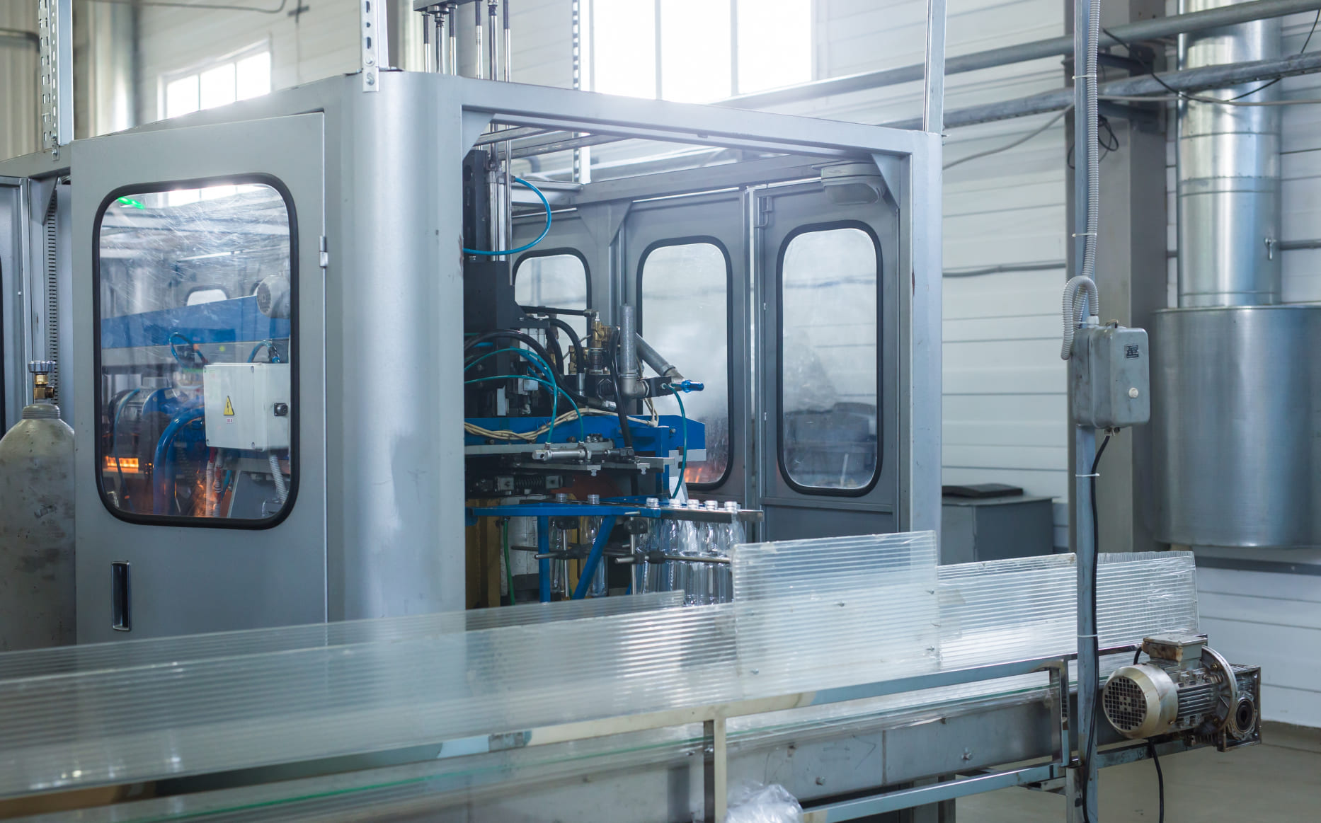 Perawatan Mesin Produksi Air Kemasan Gelas di Manufaktur